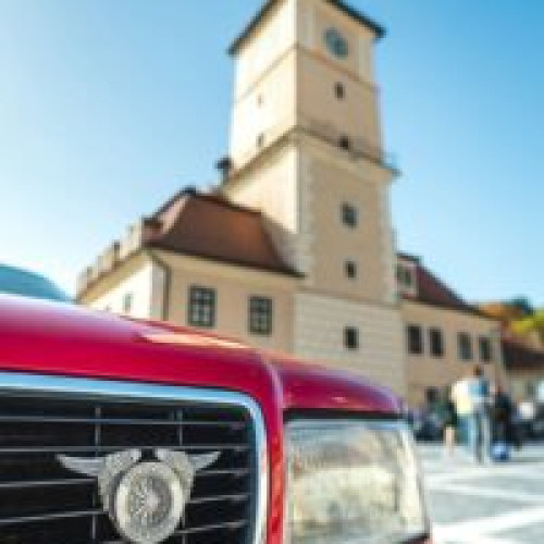 Retroparada Primăverii, organizată de Retromobil Club România în Piața Sfatului din Brașov. Zeci de mașini istorice vor fi expuse în cadrul evenimentului care are loc sâmbătă.