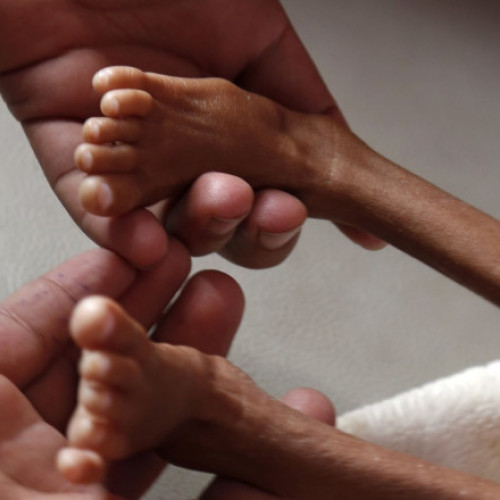 Bebelușii mor de foame în țara aflată în pragul dezastrului. Rebelii care controlează guvernul amenință cu "surprize"