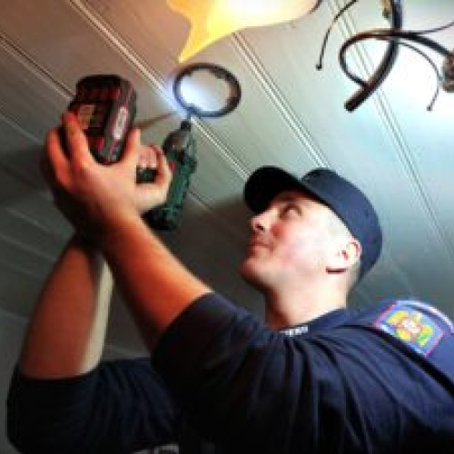 10 mii de detectoare de fum montate GRATUIT în casele braşovenilor ca parte a campaniei naționale de prevenire a incendiilor