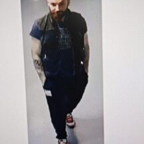 Deţinutul evadat din Rahova prins la Oradea de o persoană care i-a recunoscut făptuitorul - bărbatul care a evadat din o dubă în şira spinării unei clinici medicale din Bucureşti a fost capturat de polițiști și găsit în custodia penitenciarului din orașul Oradea.