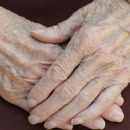 Situația critică a pensionarilor din România: Mii de vârstnici depind de împrumuturile de la Casele de Ajutor Reciproc pentru a-și asigura hrana de Paște