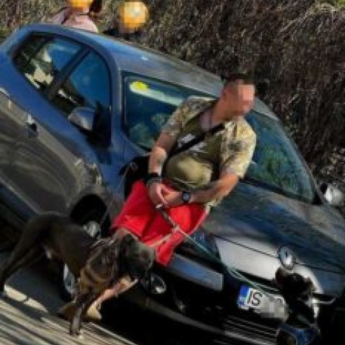 Un bărbat a fost prins în timp ce aborda eleve pentru videochat în parcarea unui liceu din Iași