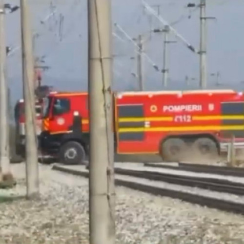 Prevenirea tragediei pe calea ferată: Un pompier riscă să fie lovit de tren la Câmpia Turzii (VIDEO)