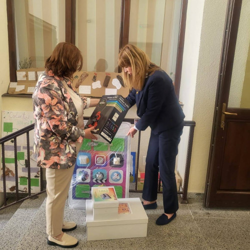 Știri: Administrația locală din Bezdead a investit în dotarea Școlii Gimnaziale cu noi materiale didactice și echipamente digitale