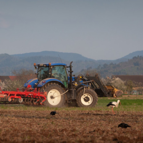 Nivelul salariilor tractoriștilor din România, sub cel din Europa: Fermierii îi contrazic pe politicienii mincinoși