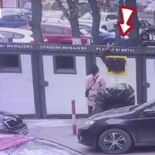 Goana disperată după PET-uri reciclabile: Tot mai mulți oameni intră în tomberoane pentru bani