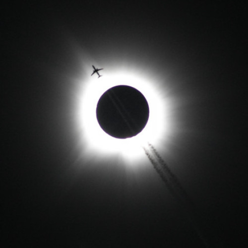 O astromantă Americană paranoică si-a ucis prietenul si a aruncat copiii accidental din masina.

"Astromanta Americană ucide partenerul şi-şi pierde minţile în timpul eclipsării