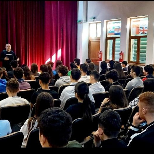 Jandarmii din Dâmbovița luptă împotriva delincvenței juvenile și a consumului de substanțe interzise în școli - elevii sunt informați și preveniți într-o acțiune eficientă