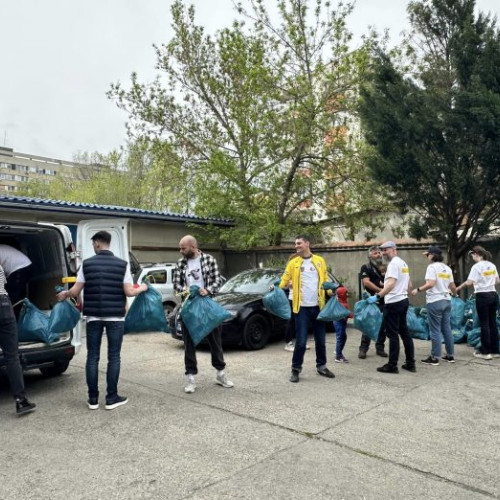 Peste 400 de kilograme de gunoaie adunate de jandarmi și voluntari din mai multe sectoare din București