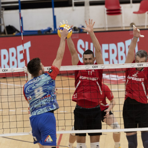 CSM Arcada nu a scăpat de al treilea meci în semifinale - Gălățenii pierd victoria în fața Dinamo la Divizia A1 de volei masculin - Finala este la un pas de a deveni o realitate!