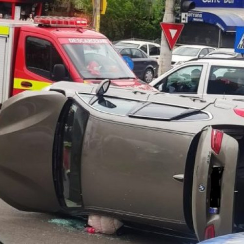 Șoferiță surprinsă de o dubiță în intersecție și răsturnată cu un bolid. Impact violent, victimă transportată la spital.