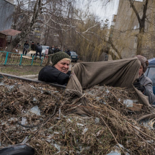 Eforturile de evacuare a familiilor cu copii din regiunea Harkov lovită de bombardamentele ruseşti