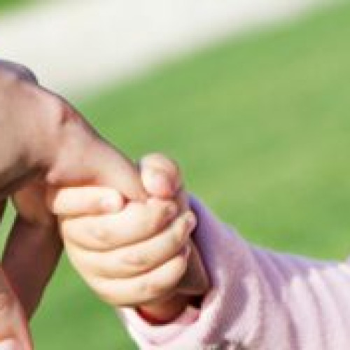 Numarul copiilor cu ambii parinti plecati la munca in strainatate a scazut in Romania