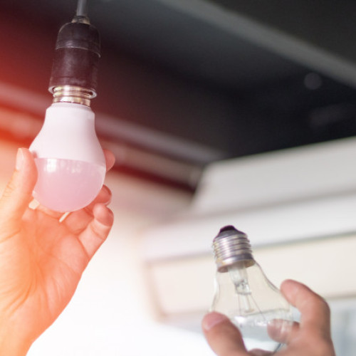 Mii de oameni din România încă nu au curent electric: „Cu lampa. Noi nu am văzut televizor la noi în casă”