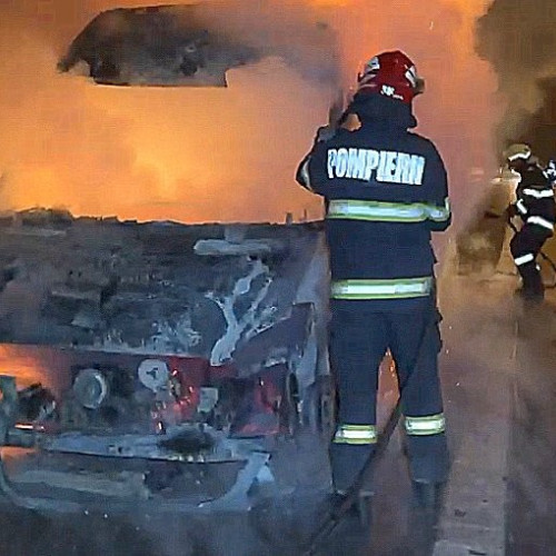 Autoutilitara cuprinsă de flăcări pe A1 spre Zădăreni, pompierii au intervenit prompt