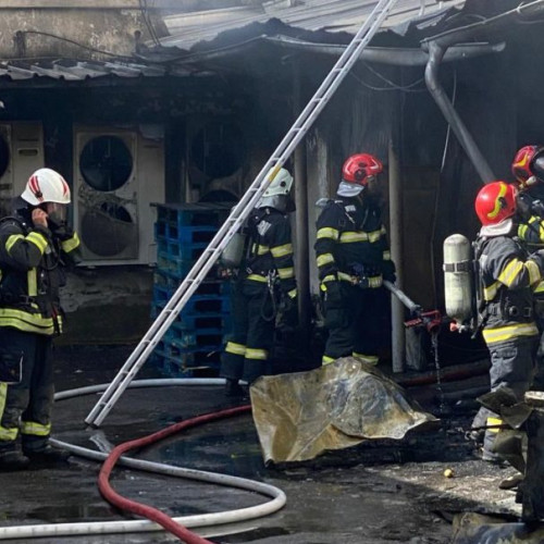 Incendiu la depozitul unui operator economic din Târgu Mureș, intervenția pompierilor în curs de desfășurare