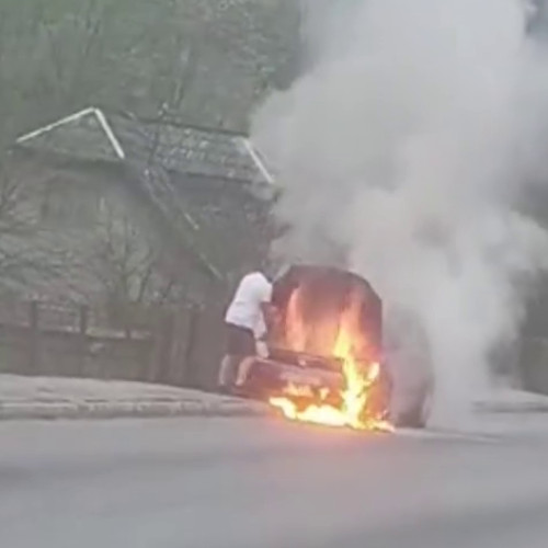 Autoturism distrus de incendiu pe DN17 la Pojorâta, șoferul a depistat problema cu frânarea"
Autoturism distrus de incendiu pe DN17 la Pojorâta, șoferul a avut probleme cu frânarea - VIDEO