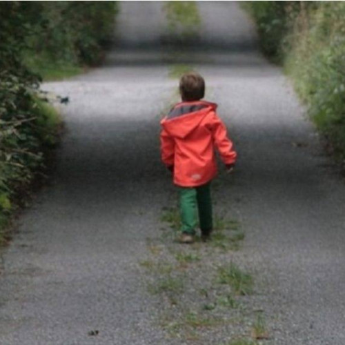 Copilul de 3 ani găsit singur pe strada din Găești a fost încredințat mamei, poliția și DGASPC sunt implicate