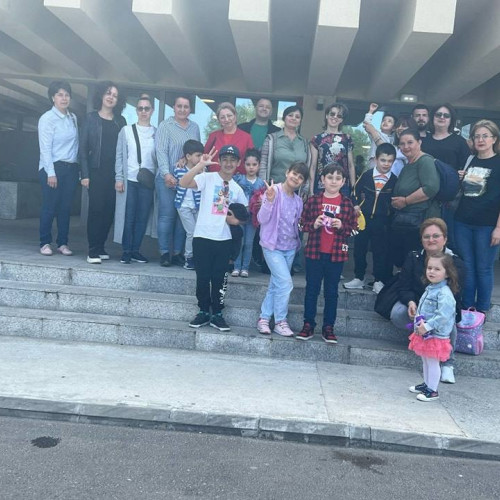 Bucurie pentru beneficiarii Centrului de zi pentru copii cu Autism și sindrom Down-Sfânta Maria la proiecția gratuită a unui film la Cinema Independența Târgoviște: lecții de prietenie și curaj transmise într-un mod distractiv.