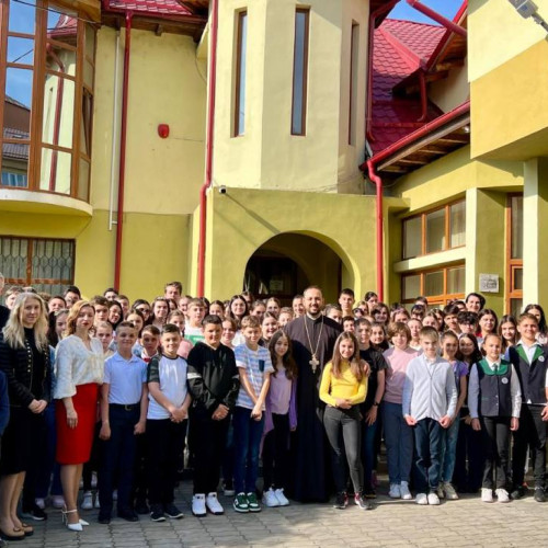 Etapa județeană a Olimpiadei de Religie, în Arhiepiscopia Târgoviștei: elevi dâmbovițeni găzduiți la Seminarul Teologic "Sfântul Ioan Gură de Aur".