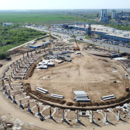 Lucrează la complexul sportiv "Dâmbovița Arena" din Târgoviște, primele tribune urcând rapid