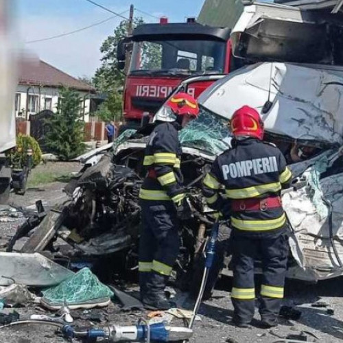 Accident grav în Brăila: Trafic blocat, două persoane încarcerate.