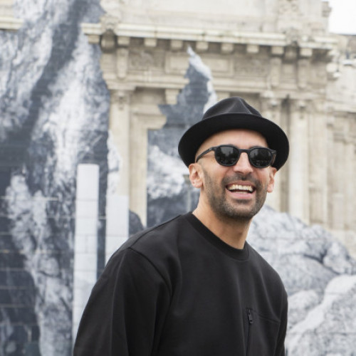 Galerie Foto Artistul stradal JR a transformat intrarea în Gara Centrală din Milano într-o iluzie optică impresionantă