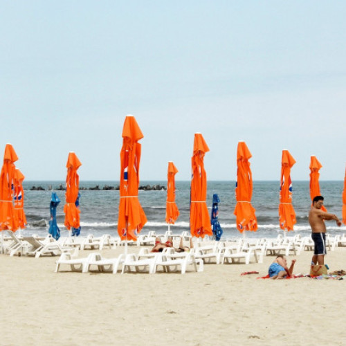 Ministrul Economiei a avertizat că licitaţia pentru plajele de pe litoralul românesc nu s-a desfăşurat încă, iar până atunci tarifele pentru şezlonguri ar putea ajunge până la 100 de lei. Turismul din România trebuie să ofere posibilități de relaxare pentru turiştii români, a declarat Oprea la Prima News. Autorităţile locale din Mangalia sunt în discuţii cu Ministerul Economiei pentru o colaborare mai bună, în timp ce o perioadă mai lungă de concesiune pentru plaje este necesară pentru antreprenori. O concesiune scurtă de un an poate duce la creșterea tarifelor pentru şezlonguri.