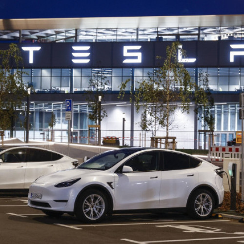 Tesla concediază peste 10% din angajați în toată lumea - Reuters