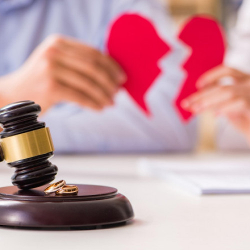 Un cuplu din Marea Britanie a fost divorțat din greșeală de o firmă de avocatură, într-un caz care a șocat instanța. Decizia finală nu poate fi anulată, relatează The Guardian.