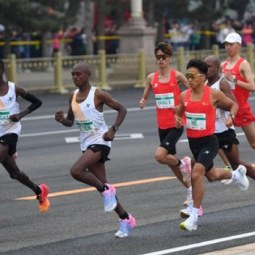 VIDEO: Acuzații de blat la semimaratonul din Beijing - Are organizația un avantaj nedrept? Investigarea declarațiilor conform cărora trei alergători africani au facilitat câștigul campionului chinez He Jie