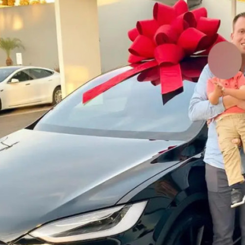 Un copil de 2 ani și-a lovit mama cu o mașină Tesla. Gigantul auto se află acum în fața unui proces bizar