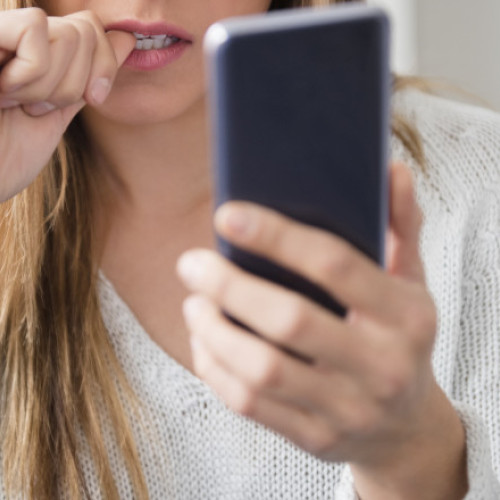 Femeie din Gorj șantajată de 2 necunoscuți: cerșea bani pentru fotografii indecente. Poliția a dat de ei și i-a reținut.