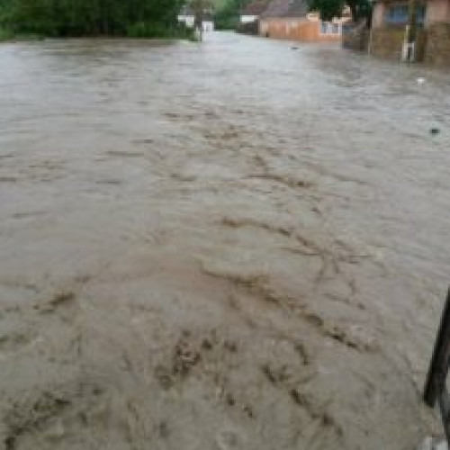 VIITURI PERICULOASE în 14 JUDEȚE din ȚARĂ până JOI NOAPTE: RISC de INUNDAȚII locale!
