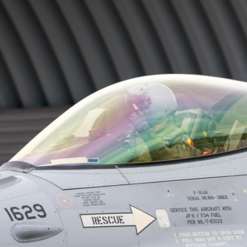 Trei avioane F-16 din Norvegia au ajuns în România pentru Escadrila 48 Vânătoare. România se consolidează în apărarea aeriană cu F-16 Fighting Falcon. Achiziționarea unui nou lot ajută protecția națională.
