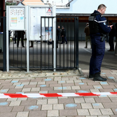 O elevă în vârstă de 14 ani a murit în urma unui stop cardiac, după un atac cu cuţitul lângă o şcoală din Franța