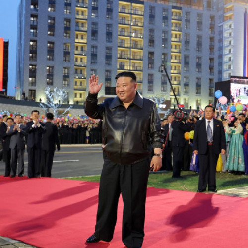 Odă pentru "Prietenosul Tată" Kim în Coreea de Nord - Cântec nou și focuri de artificii la inaugurarea de noi locuințe (VIDEO)