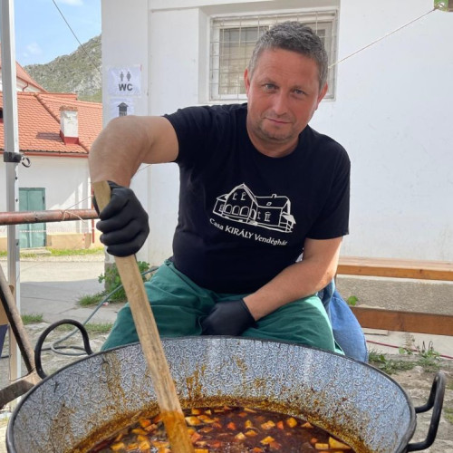 Cum să prepari un gulaș perfect în cele mai vizitate comune din Alba? Secretul pentru o porție de gulaș savuroasă în Rimetea, care trebuie să conțină ingrediente de calitate și să stea la macerat cel puțin o noapte.