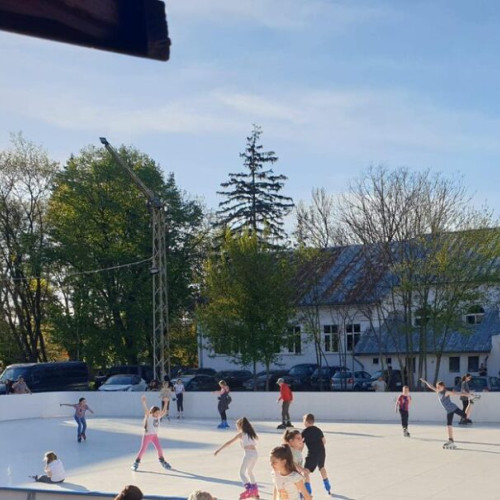 Distracție pe role la patinoarul sintetic: ateliere gratuite pentru copiii și tinerii din Bistrița la începutul sezonului de vară