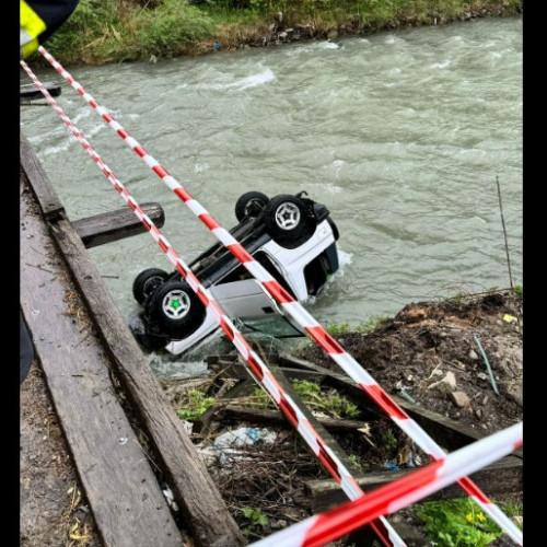 O tânără de 18 ani rănită în urma unui accident de mașină în râul Ruscova. Poliția anchetează cazul.