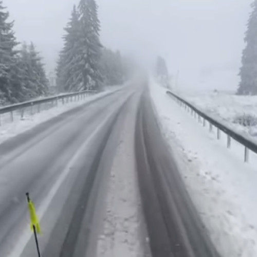 Intervenția drumarilor în deszăpezirea centrului țării, după revenirea iernii la mijlocul lunii aprilie