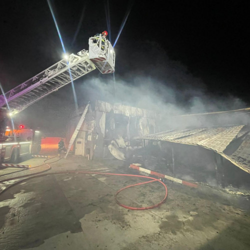 Bar și spălătorie, distruse în urma unui incendiu suspect. Pompierii suspectează un posibil incendiator (VIDEO) Scris de Mariana Constandache Noaptea, 17 Aprilie 2024 10:59 Foto: ISU Galati