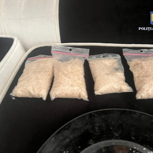 Traficanți de droguri prinși în flagrant la Satu Mare: Bărbații arestați pentru vânzarea de 4-MMC către consumatori locali.