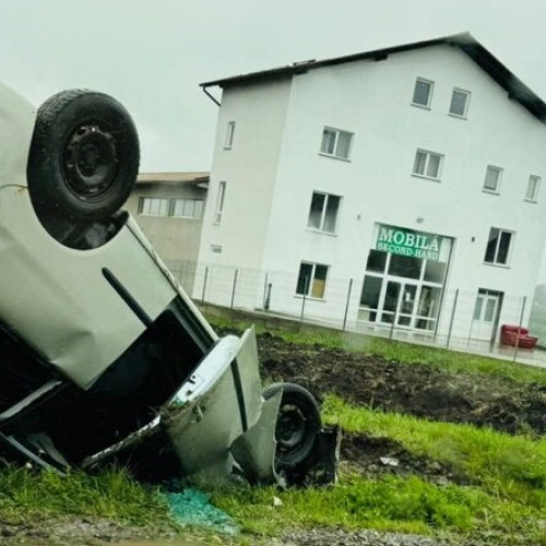 Șoferița a provocat un accident grav in trafic, rănindu-se în urma unor cascadorii nereușite. Mașina sa a lovit un vehicul parcat și s-a înfipt cu partea din față în pământ. Polițiștii au deschis dosar penal pentru vătămare corporală. FOTO.