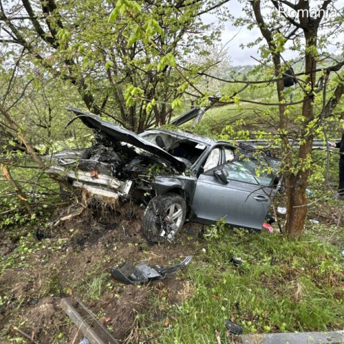 Cinci răniți, printre care doi copii, în urma unui accident rutier în apropiere de Cacica FOTO. Circulația pe DN 2E este blocată după ce mașina a ieșit de pe șosea în curbe. Pompierii și ambulanțele intervin pentru descarcerare, răniții primesc îngrijiri medicale. Polițiștii investighează cauzele accidentului.