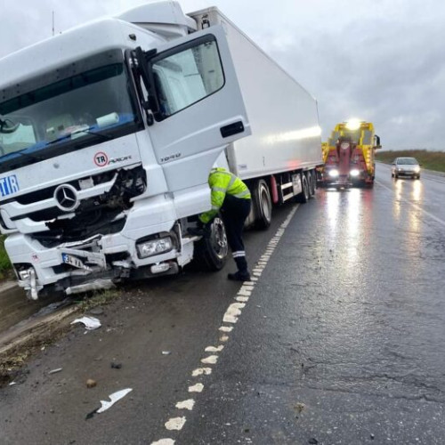 Un tir lovit de un accident de neadaptare a vitezei, provoacă distrugeri în Suceava. Policija investighează.