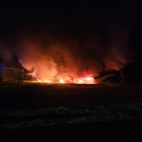 Mașini arse în miez de noapte din cauza unui incendiu suspect. Trei vehicule distruse în orașul Frasin, cercetări în curs de desfășurare