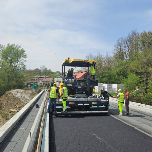 Astăzi s-a finalizat primul strat de asfalt pe podul de DJ 724 Malu cu Flori – Pucheni, conform informațiilor CJ Dâmbovița. Investiția de 76 milioane de lei, cu 41 milioane de la „Anghel Saligny”, este în grafic. Proiectul presupune adăugarea de straturi de fundații și covoare asfaltice pe cei 6,8 km ai drumului, împreună cu șanțuri și rigole de 10 km și parapet de protecție de 3,5 km.