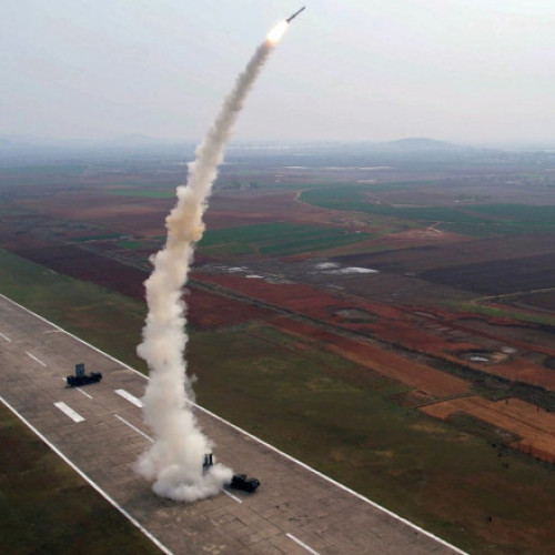 Coreea de Nord testează un nou focos de rachetă și lansează o rachetă antiaeriană.