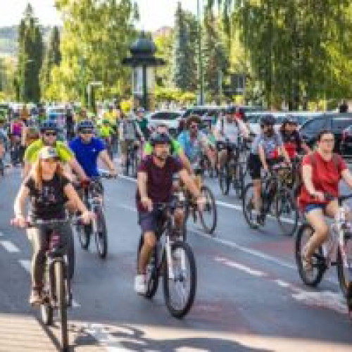 Marșul bicicliștilor revine în Brașov! Eveniment organizat de Asociația Tot Mai Verde, în fiecare lună până în toamnă. Traseu ce străbate centrul orașului pentru a promova un stil de viață sănătos.